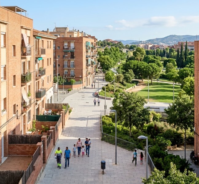 Vistas de las plazas, zonas verdes del Parc de la Trinitat y el entramado residencial del barrio